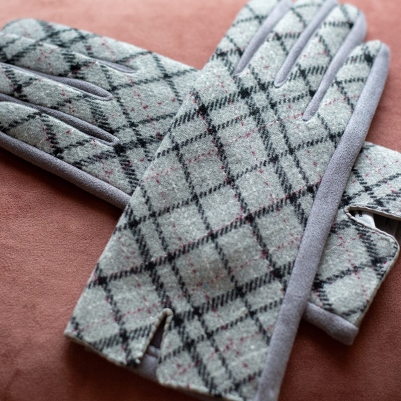 NWT Women's Plaid Gloves Text Touchscreen Gray Black Tartan Check Classic - Picture 4 of 6